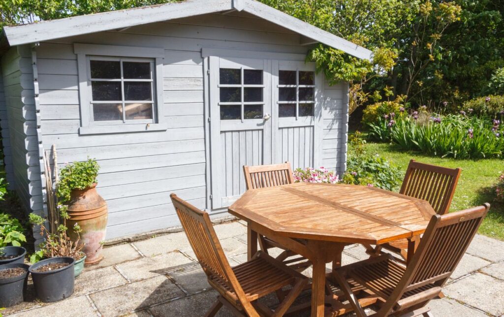 abri de jardin peint